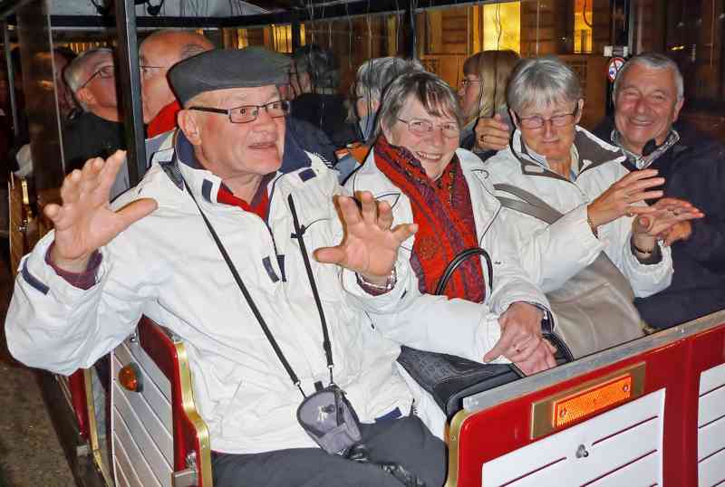 1_P1110673 (Morin).jpg - On prend place dans le petit train...